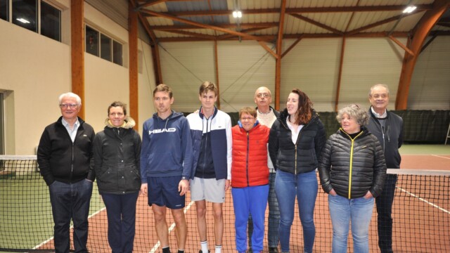 Les dirigeants avec les finalistes, dimanche soir.